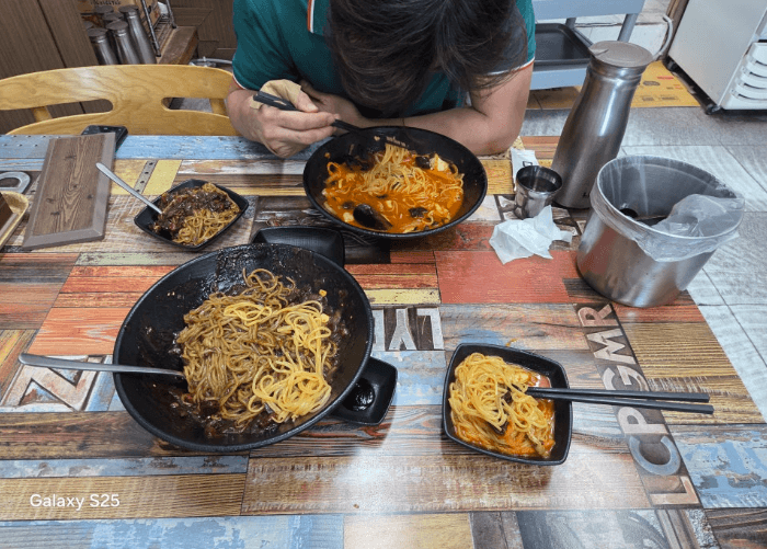 작업 후 식사로 주문한 짬뽕과 짜장면.