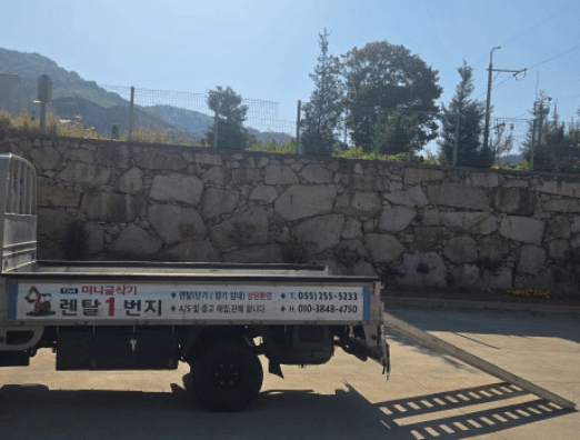 김해 진영 하계농공단지 공장 현장을 찾은 장비 운반 차량.