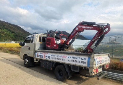 적재함에 실린 얀마 ViO17과 주변 딸기하우스.